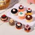 Dettaglio di nove modelli in resina di mini torte e budini assortiti per decorazioni DIY - Multicolore
