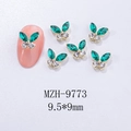 Vista macro di ciondoli a farfalla color smeraldo per nail art, 9,5x9 mm, base oro - Stile Base Oro Verde Smeraldo (MZH-9773)