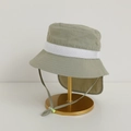 Détail d'un chapeau solaire olive avec panneau en maille et rabat de protection de la nuque - 54cm 3-8 Ans / Vert Haricot