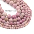 Gedetailleerde macro van gepolijste roze chalcedoon en ronde kralen van natuursteen - 4mm ongeveer 88 stuks / A+ Rode houtnerven