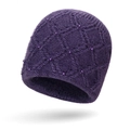 Gorro de punto morado oscuro en terciopelo de ardilla con perlas y textura de rombos - Morado