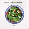 Modelo de ensalada de pepino artificial realista en cuenco de porcelana azul - Pepino