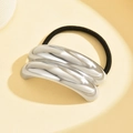 Elastico per capelli con due fibbie metalliche argentate su vassoio color beige - Fibbia Curva (B2209) / Argento