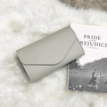 Portafoglio passaporto minimalista in pelle grigio chiaro con design a busta e texture - Grigio