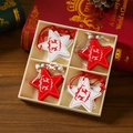 Holzkiste mit roten und weißen Stern-Weihnachtsschmuck mit Rentier-Motiven - Stil 5