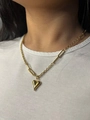 Elegante collar de corazón de oro de 18k con cadena asimétrica en una modelo - Cadena de Empalme de Corazón