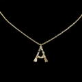 Macro del ciondolo lettera A in oro 18k con zirconi colorati su uno sfondo nero puro - Lettera A [Oro]