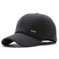 Detailierte Textur der dunkelgrauen Winter-Basecap mit silbernem SPORT-Metalllogo - Verstellbar / Grau