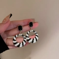 Detailansicht der Zebra-Print Ohrringe mit schwarzen Edelsteinen und goldener Fassung - Silbernadel Legierung / Rundes Zebramuster