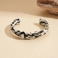 Manchetarmband van imitatieleer met een chique zwart-witte zebrapatroonwikkel - Open Manchetarmband - Zebraprint (Dun)