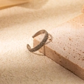 Anello aperto in argento con motivi incisi presentato su una base in pietra naturale - Stile Argento (TL-R0674-01)