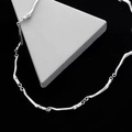 Collana in acciaio al titanio con maglie ondulate argento su supporto geometrico - Argento (45+7cm)