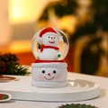 Detail einer Weihnachts-Schneemann-Kristallkugel mit rotem Hut auf einem Harzsockel - Schneemann - Leuchtend