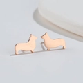 Orecchini a perno a forma di bassotto in oro rosa per donna dal design minimalista - Corgi / Oro rosa