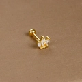 Makroaufnahme von goldener Kronen-Ohrstecker mit Zirkoniasteinen im Marquise-Schliff - Marquise-Krone / Gold