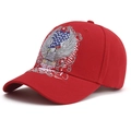 Rode baseballpet met geborduurde Amerikaanse vlag en adelaar gezien vanuit een hoek van 45° - Volwassene / Rood