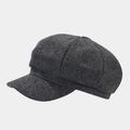 Vista detallada de la gorra de repartidor gris oscuro mostrando textura de lana y paneles - gris oscuro