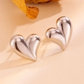 Orecchini a cuore in acciaio inossidabile argento lucido su base beige testurizzata - Orecchini a Lobo a Cuore 3D Acciaio (H204)