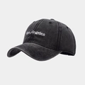 Dettaglio del ricamo bianco Los Angeles sul cappello di cotone lavato grigio antracite - Nero
