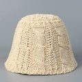 Detailaufnahme des cremefarbenen Strickhuts mit Zopfmuster und gewelltem Rand für Damen - M (56-58cm) / Beige