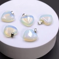 Cinque ciondoli a cuore in opale con ganci in metallo argentato e finitura bianco latte - Opalite