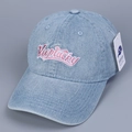 Dettaglio cappello da baseball in denim azzurro con ricamo Keep Lucky rosa e etichetta - M (56-58cm) / Blu Chiaro Lettera