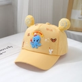 Dettaglio del cappellino giallo in cotone per neonati con simpatica toppa a forma di polpo - 50cm 1-3 Anni / Giallo