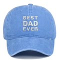Dettaglio del ricamo 'BEST DAD EVER' su cappellino in cotone blu slavato sportivo - Regolabile / Azzurro
