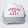 Detail van grijze mesh trucker pet met roze TANNED and TIPSY tekst en klep - Eén maat / Grijs