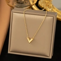 Collier en acier titane doré à pendentif en V pour femme avec détails minimalistes chics - H113 Collier V Incurvé Or