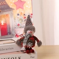 Dettaglio di Babbo Natale in peluche con tessuto scozzese rosso e motivo a fiocco di neve - Pupazzo di Neve