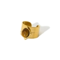 Makro-Detail des 18k vergoldeten Armreifs mit strukturierter Oberfläche und braunem Stein - Tigerauge Eingelegt (TR4070-BR)