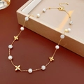Collar de flores chapado en oro con perlas blancas y colgantes de circonita brillante - Dorado