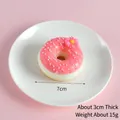 Rosafarbener künstlicher Donut mit Blumendekor und weißen Perlen für die Dekoration - Wassermelonenrot (Perlen-Donut)