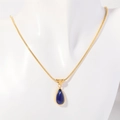 Französische goldene Schlangenkette mit dunkelblauem Tropfenanhänger auf weißer Büste - September (Dunkelblau)