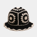 Detalle de patrón floral de ganchillo negro y blanco en sombrero de algodón tejido - M (56-58cm) / Negro
