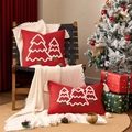 Nahaufnahme roter Weihnachtskissenbezüge mit weißer Baumstickerei und Quastenbesatz - 45x45 cm / Rot