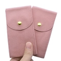 Gros plan sur la pochette de montre en velours rose avec fermoir doré en métal - Velours perlé / Rose Vif