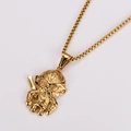 Makroaufnahme des goldenen Sun Wukong Anhängers aus Edelstahl mit 3D-Gravur - Mit Kette 3mm*60cm / Gold