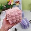 Details von rosa und lila Puffer-Kosmetiktaschen mit weißem Reißverschluss - Rosa