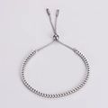 Primer plano de pulsera tejida de acero inoxidable plateado con cierre deslizante ajustable - Color Acero
