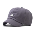 Dettaglio del cappellino grigio a tesa corta con ricamo m bianca in twill di cotone - Regolabile / Grigio