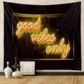 Arazzo bohémien con testo neon Good Vibes Only su sfondo di una parete nera chic - 73X95CM / Neon Giallo Arancio/Spazzolato Transfrontaliero