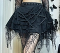 Minigonna gotica nera con patchwork di pizzo e volant in rete irregolari - S / Gonna Patchwork In Pizzo Multistrato Stile Gotico Nero (JY22257AH)