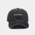 Detalle del bordado blanco baba en gorra de béisbol vintage gris oscuro lavado a piedra - Ajustable / Negro