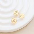 Detail quadratischer Goldanhänger Buchstabe Z mit Zirkon-Inlay für DIY-Schmuck - Buchstabe Z