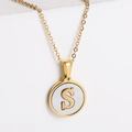 Collar minimalista de acero bañado en oro 18k con colgante de nácar y letra S - Letra S