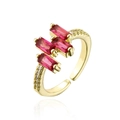 Makroaufnahme von 18K vergoldetem Ring mit drei rosa Zirkonia im Baguette-Schliff - Einstellbar Offen / Gold / Rosaroter Zirkonia