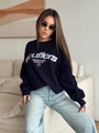 Pull en maille bleu marine à col rond avec imprimé lettrage blanc et coupe décontractée - S / Bleu foncé