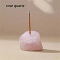 Porte-encens en cristal de quartz rose naturel avec un bâton d'encens allumé - Quartz rose